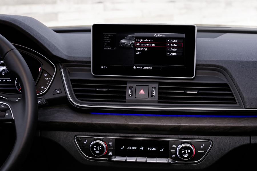 Детали интерьера Audi Q5 TDI Quattro 2016 года  (WW) (фото 70 из 90)